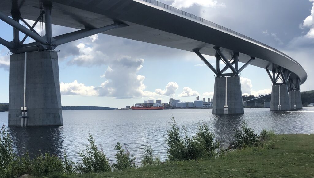 Sundsvallsbron med oljehamnen i bakgrunden.